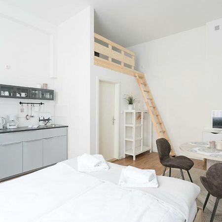 Studio Apartment For 3 Berlin Luaran gambar