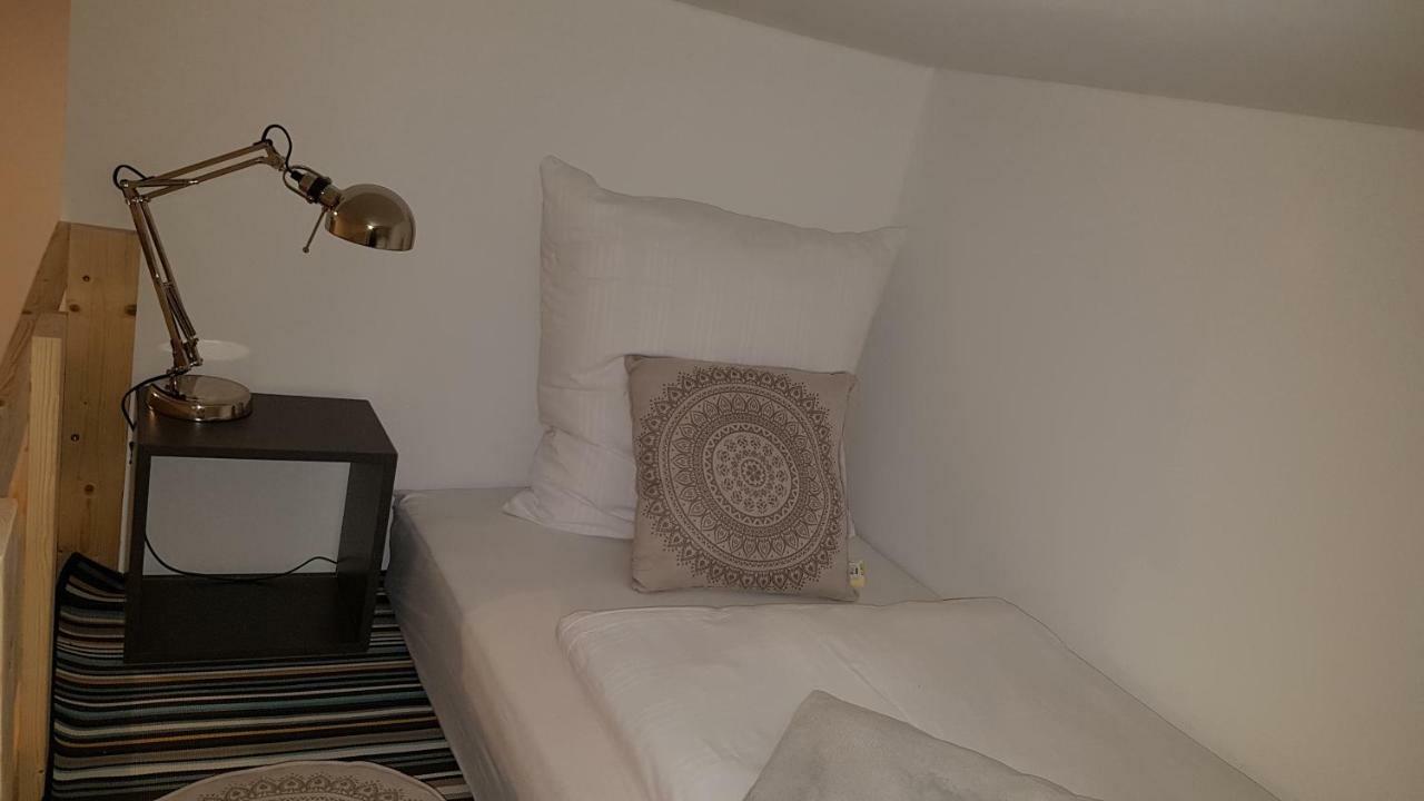 Studio Apartment For 3 Berlin Luaran gambar
