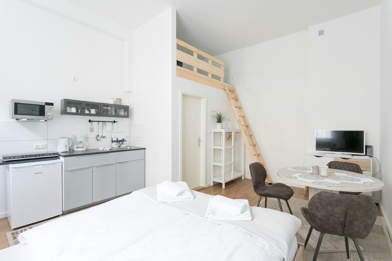 Studio Apartment For 3 Berlin Luaran gambar