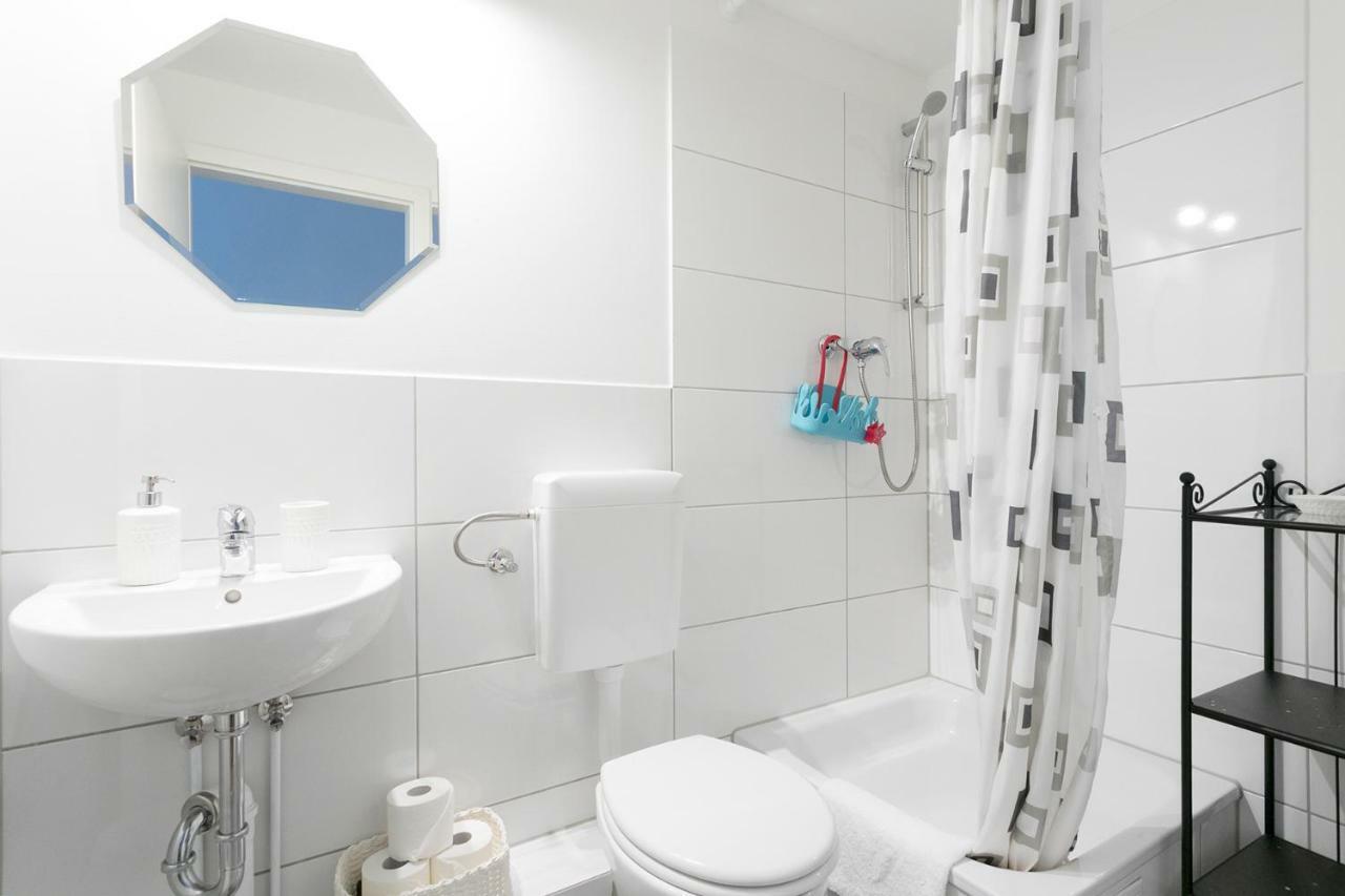 Studio Apartment For 3 Berlin Luaran gambar