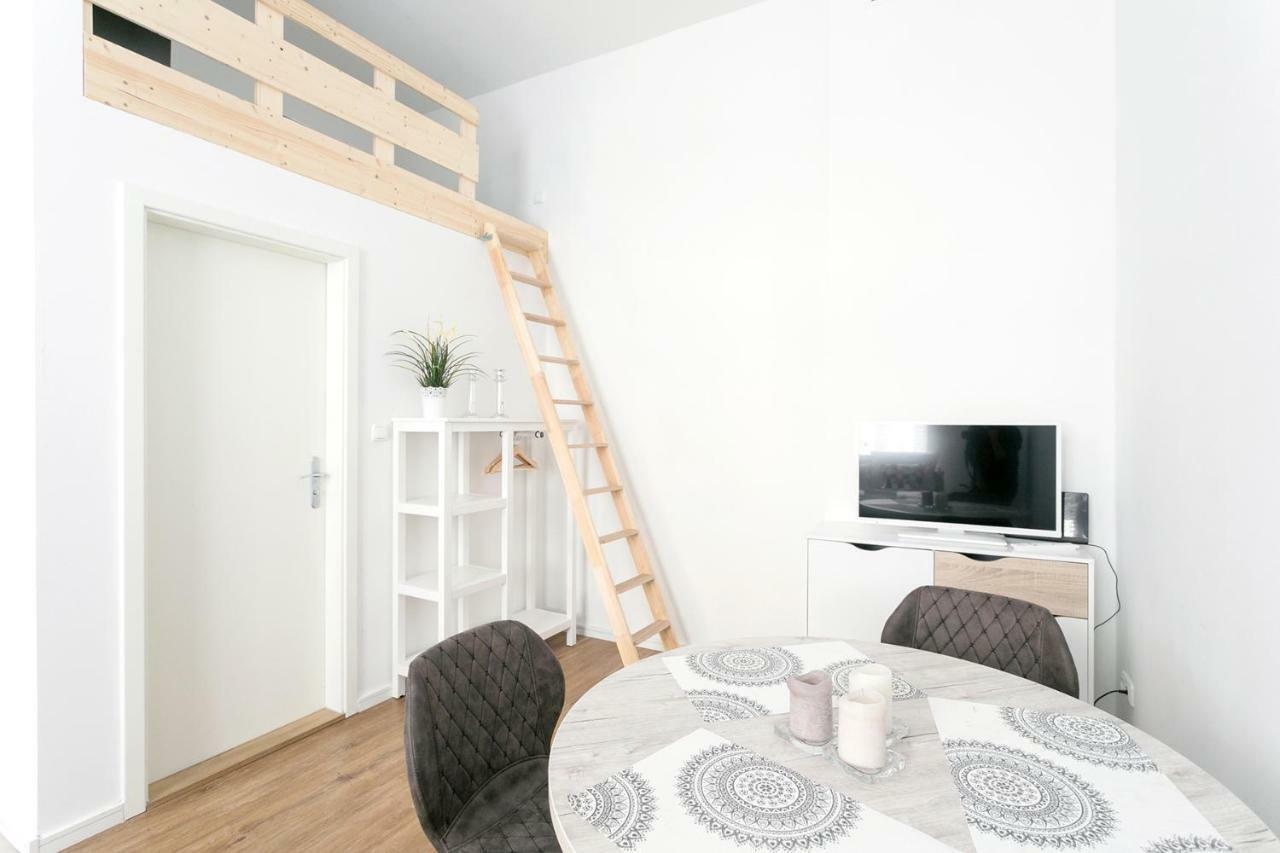Studio Apartment For 3 Berlin Luaran gambar