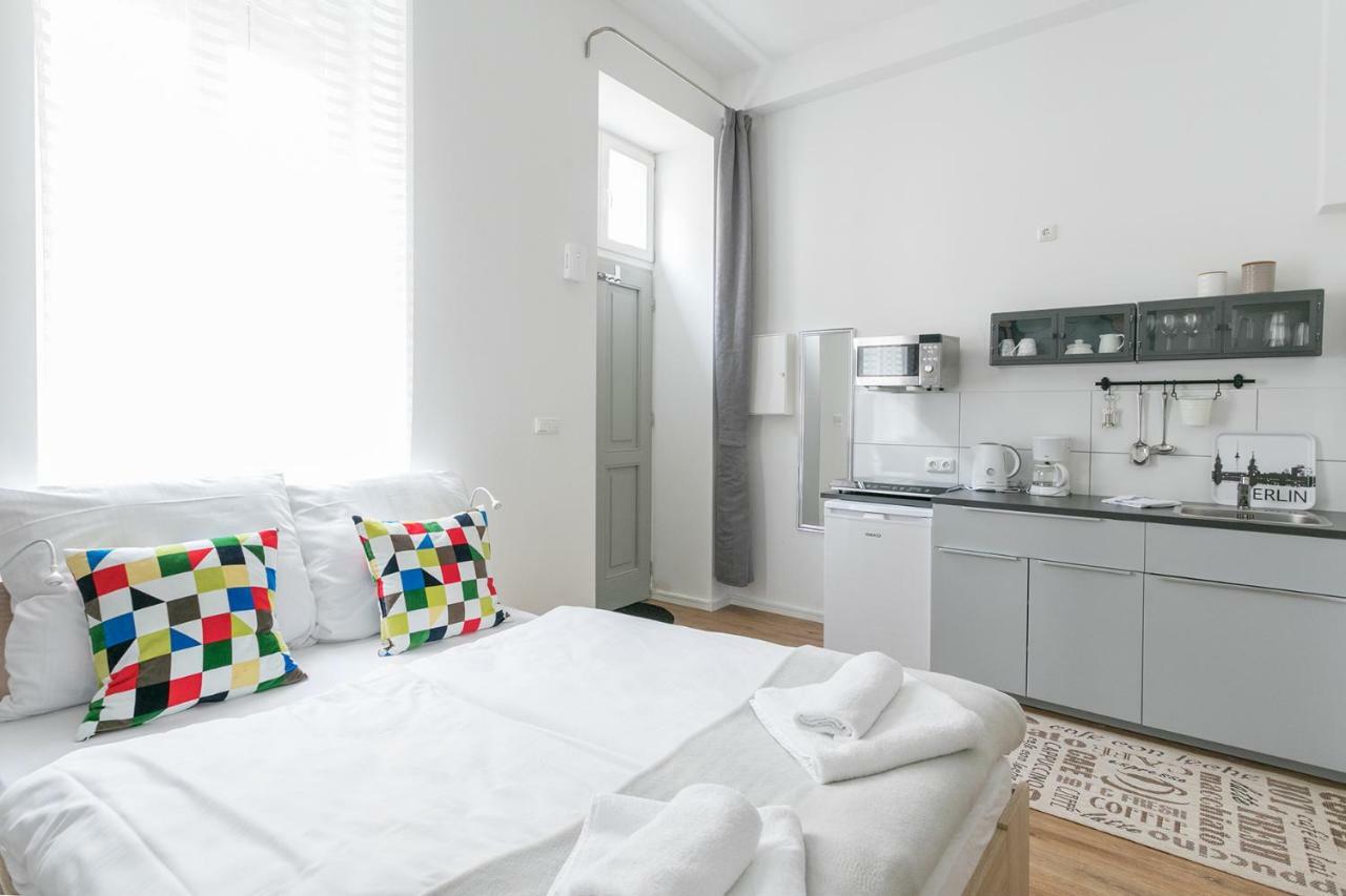 Studio Apartment For 3 Berlin Luaran gambar