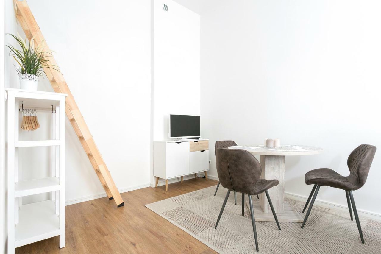Studio Apartment For 3 Berlin Luaran gambar