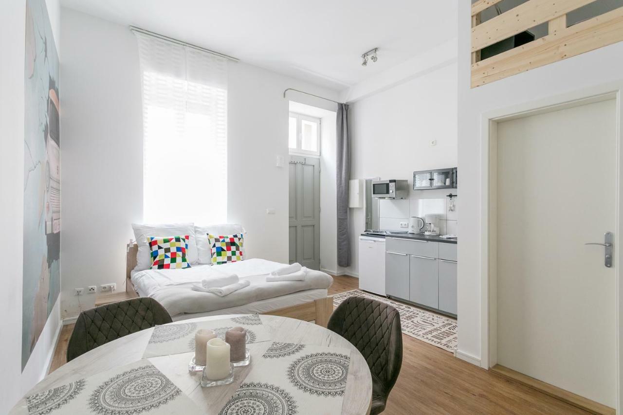 Studio Apartment For 3 Berlin Luaran gambar